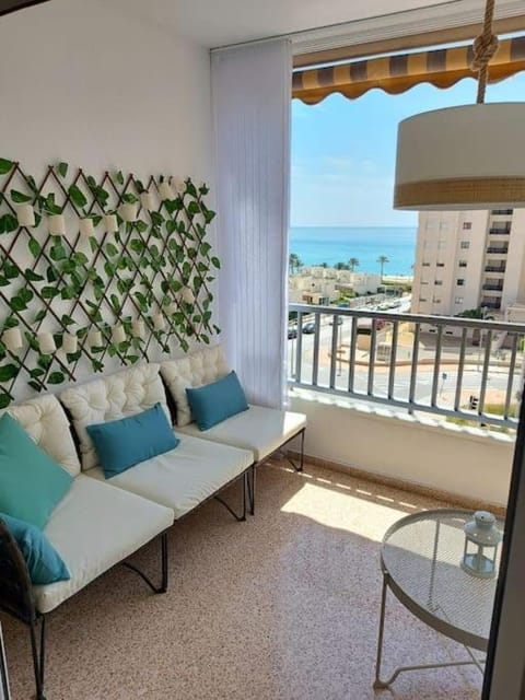 Sunny, spacious 3 bedroom apartment with seaview - L1 Red line stop PARADIS 2 min walk from rental Apartment in Villajoyosa