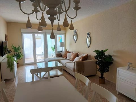 Sunny, spacious 3 bedroom apartment with seaview - L1 Red line stop PARADIS 2 min walk from rental Apartment in Villajoyosa