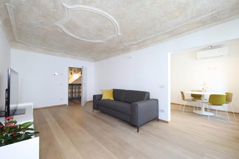 TV and multimedia, Living room, Decorative detail, Dining area