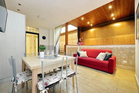 TV and multimedia, Kitchen or kitchenette, Living room, Seating area, Dining area