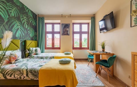 Bed, TV and multimedia, Photo of the whole room, Bedroom