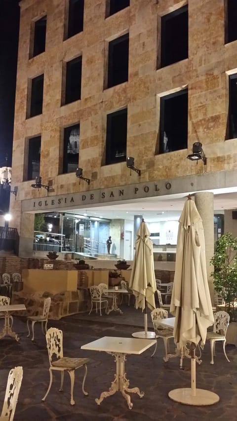 Restaurant/places to eat, Restaurant/places to eat, Facade/entrance, Off site, Night, Summer, View (from property/room), Balcony/Terrace, Decorative detail, Area and facilities