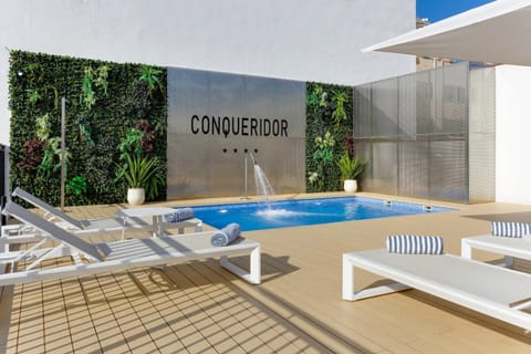 Pool view, Swimming pool, sunbed