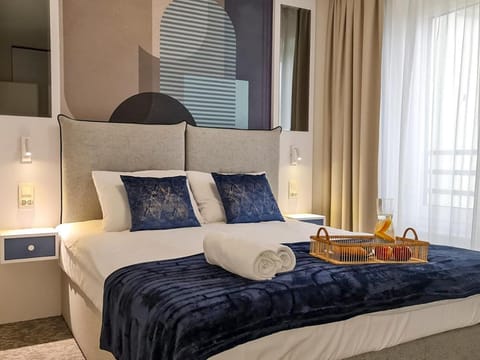 Bed, Food and drinks, Photo of the whole room, Bedroom, Food, towels