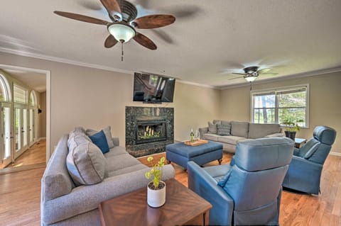 2 Mi to Clemson Central Villa with Deck, Near Lakes Villa in Clemson