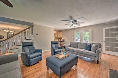 2 Mi to Clemson Central Villa with Deck, Near Lakes Villa in Clemson