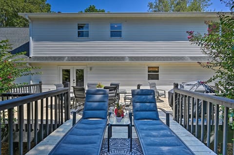 2 Mi to Clemson Central Villa with Deck, Near Lakes Villa in Clemson