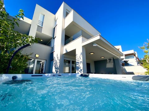 Shower, Property building, Hot Tub, Balcony/Terrace, Spa and wellness centre/facilities, Garden view, Pool view, sunbed