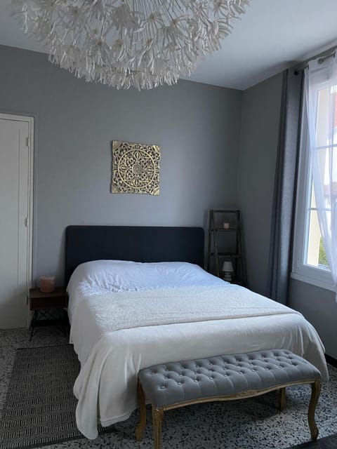 Bed, Photo of the whole room, Bedroom