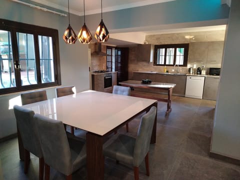 Kitchen or kitchenette, Lounge or bar, Dining area, minibar, pet friendly, stove, kitchen