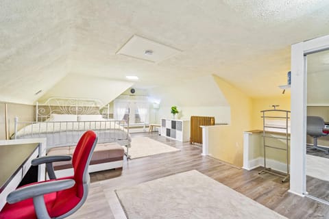 Bed, TV and multimedia, Bedroom