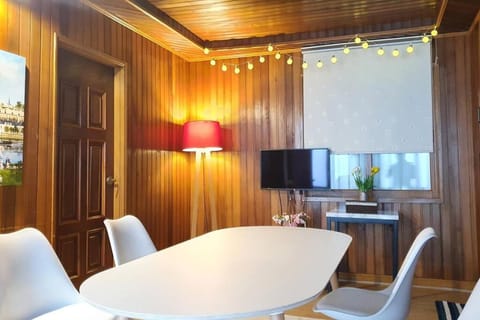 Communal lounge/ TV room, TV and multimedia, Living room, Seating area, Dining area