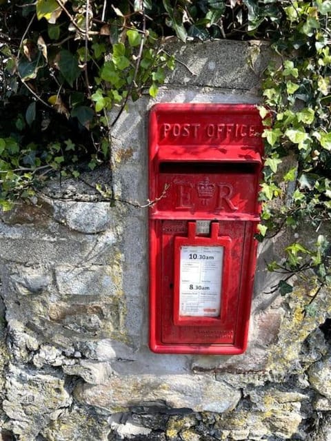 TY CAPEL ABERSOCH beaches, comfy beds, super Wi-Fi, TV, wood fires, garden, bbq House in Wales