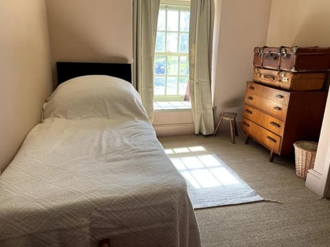 TY CAPEL ABERSOCH beaches, comfy beds, super Wi-Fi, TV, wood fires, garden, bbq House in Wales