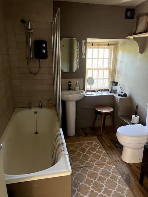 TY CAPEL ABERSOCH beaches, comfy beds, super Wi-Fi, TV, wood fires, garden, bbq House in Wales