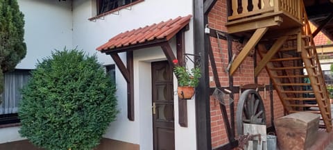 Facade/entrance