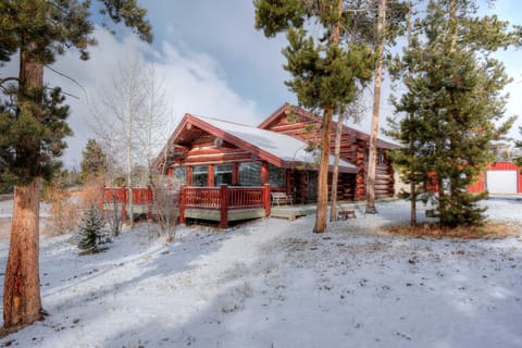 Less Than 1 Mi to Lake Granby Log Cabin with Fire Pit Cabin in Rocky Mountain National Park