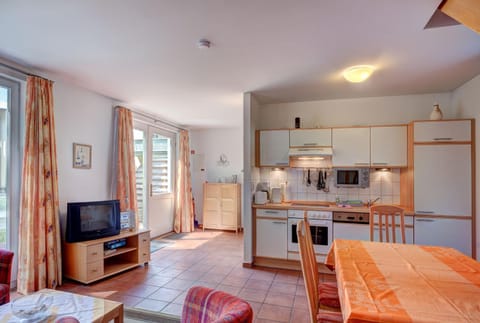TV and multimedia, Kitchen or kitchenette, Living room