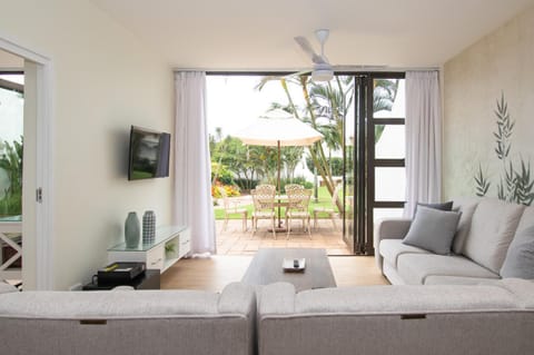 Patio, Communal lounge/ TV room, Day, Garden, TV and multimedia, View (from property/room), Balcony/Terrace, Living room, Seating area, Evening entertainment, Garden view
