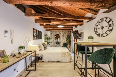 Bed, Living room, Photo of the whole room, Seating area, Dining area, Bedroom