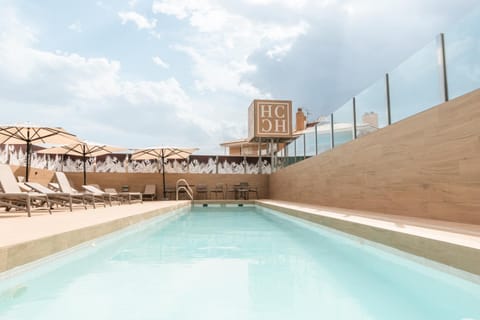 Swimming pool, sunbed