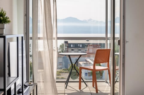 View (from property/room), Balcony/Terrace, Lake view, Mountain view