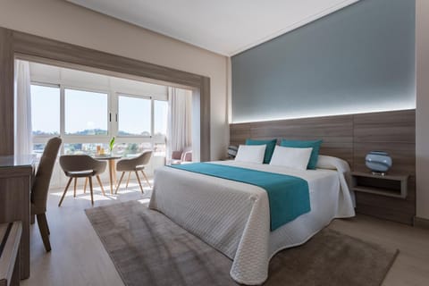 Bed, Photo of the whole room, Decorative detail, Bedroom, City view, Street view, Quiet street view