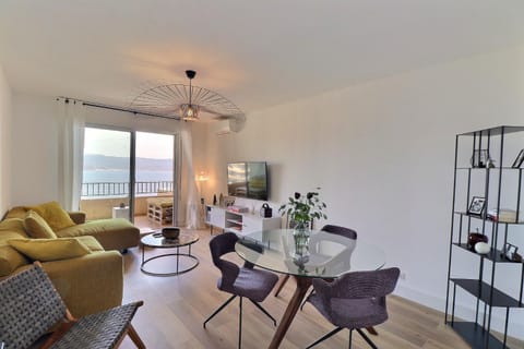 TV and multimedia, Living room, Seating area, Dining area, fireplace