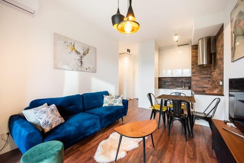 TV and multimedia, Kitchen or kitchenette, Living room, Seating area, Dining area