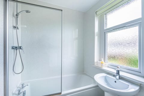 Shower, Toilet, Bathroom, Bath, towels