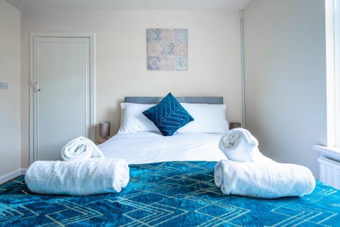 Bed, Photo of the whole room, Bedroom, towels