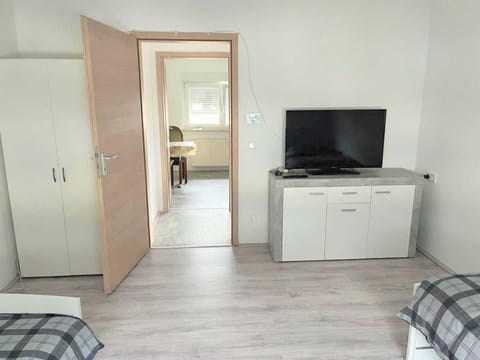Bed, TV and multimedia, Photo of the whole room, Bedroom