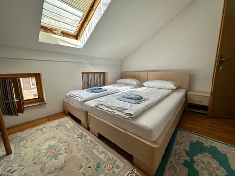 Bed, Bedroom, towels