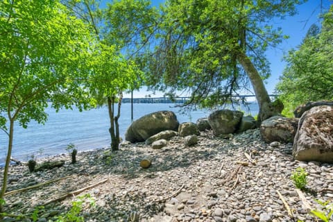 The Riverfront Retreat-Woods Landing House in Vancouver