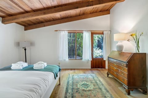 The Riverfront Retreat-Woods Landing House in Vancouver