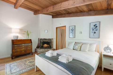 The Riverfront Retreat-Woods Landing House in Vancouver