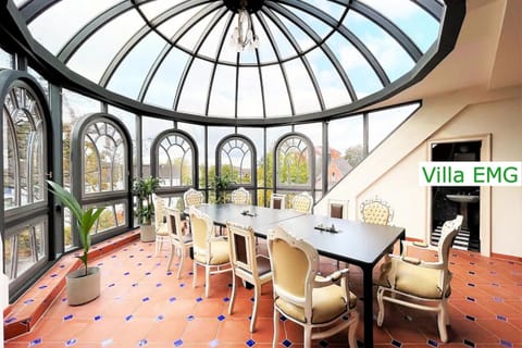 Living room, Decorative detail, Seating area, Dining area