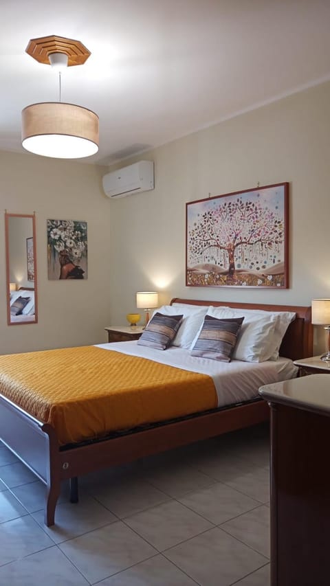 Bed, Photo of the whole room, Bedroom, air conditioner