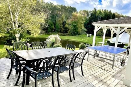 The Manor-Stunning Modern Farmhouse with Hot Tub House in West Dover