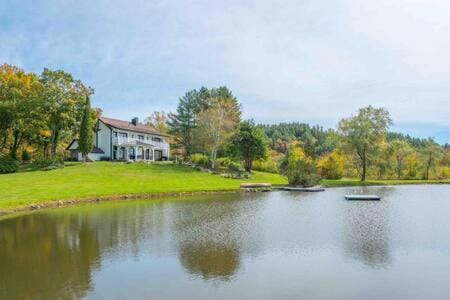 The Manor-Stunning Modern Farmhouse with Hot Tub House in West Dover