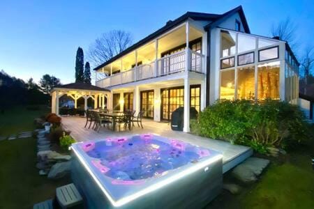 The Manor-Stunning Modern Farmhouse with Hot Tub House in West Dover