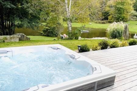 The Manor-Stunning Modern Farmhouse with Hot Tub House in West Dover