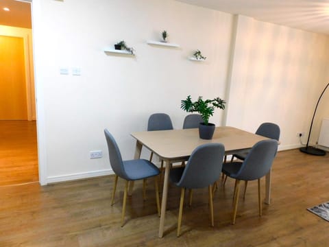 Fabulous 2 bed apt 10 mins from City Centre Apartment in Glasgow