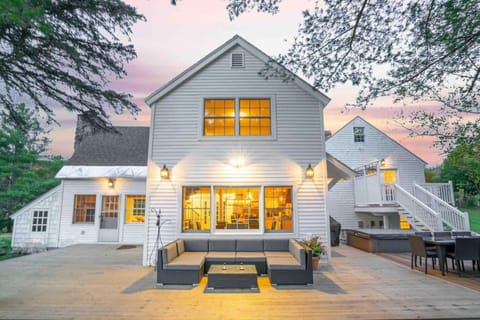 The Villa - Industrial Farmhouse with Hot Tub House in West Dover