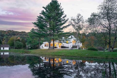 The Villa - Industrial Farmhouse with Hot Tub House in West Dover