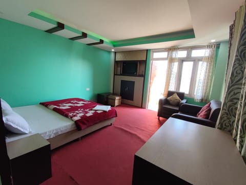 Property building, Bed, TV and multimedia, Living room, Photo of the whole room, Seating area, Bedroom