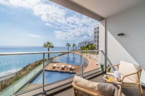 Natural landscape, View (from property/room), Balcony/Terrace, Beach, Pool view, Sea view, Swimming pool, sunbed