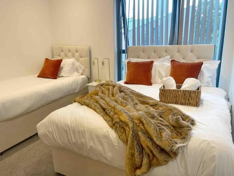 Bed, Bedroom, towels