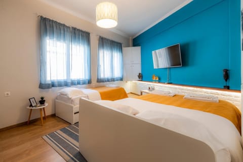 Bed, TV and multimedia, Photo of the whole room, Bedroom