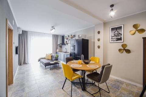TV and multimedia, Living room, Seating area, Dining area